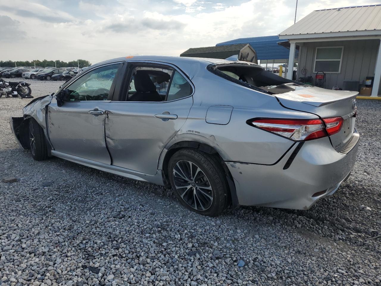 2020 Toyota Camry Se - Фото 2