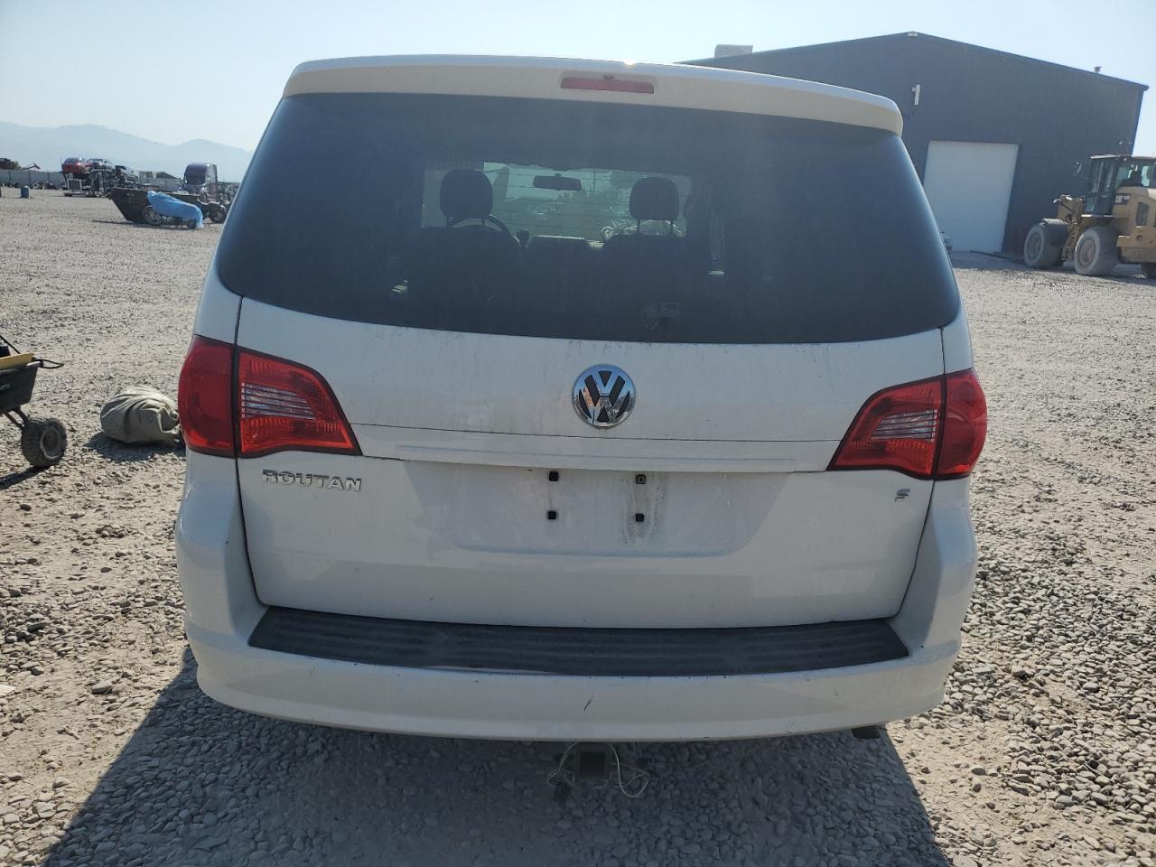 2010 Volkswagen Routan S - Image 6