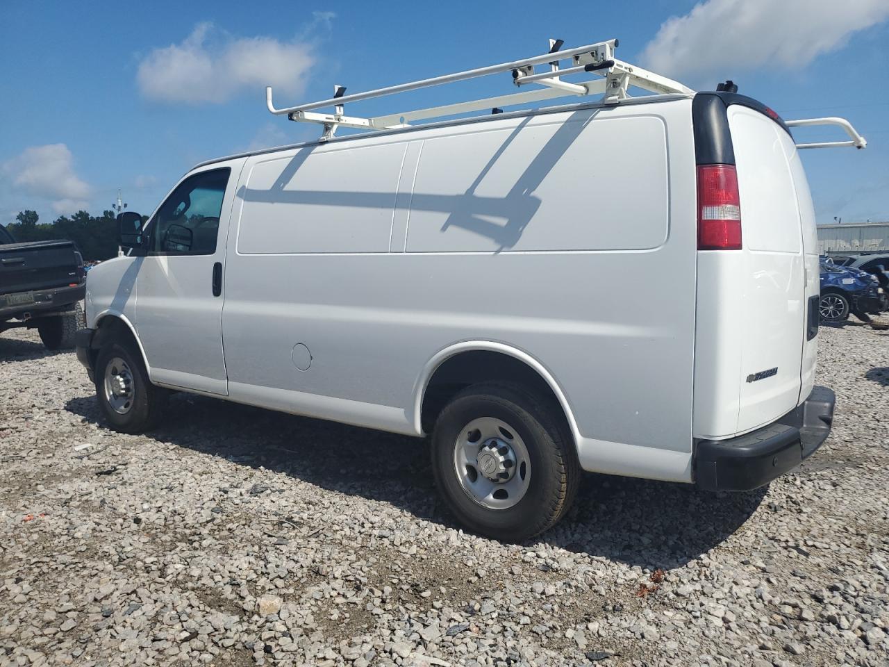 2017 Chevrolet Express G2500 - Фото 2