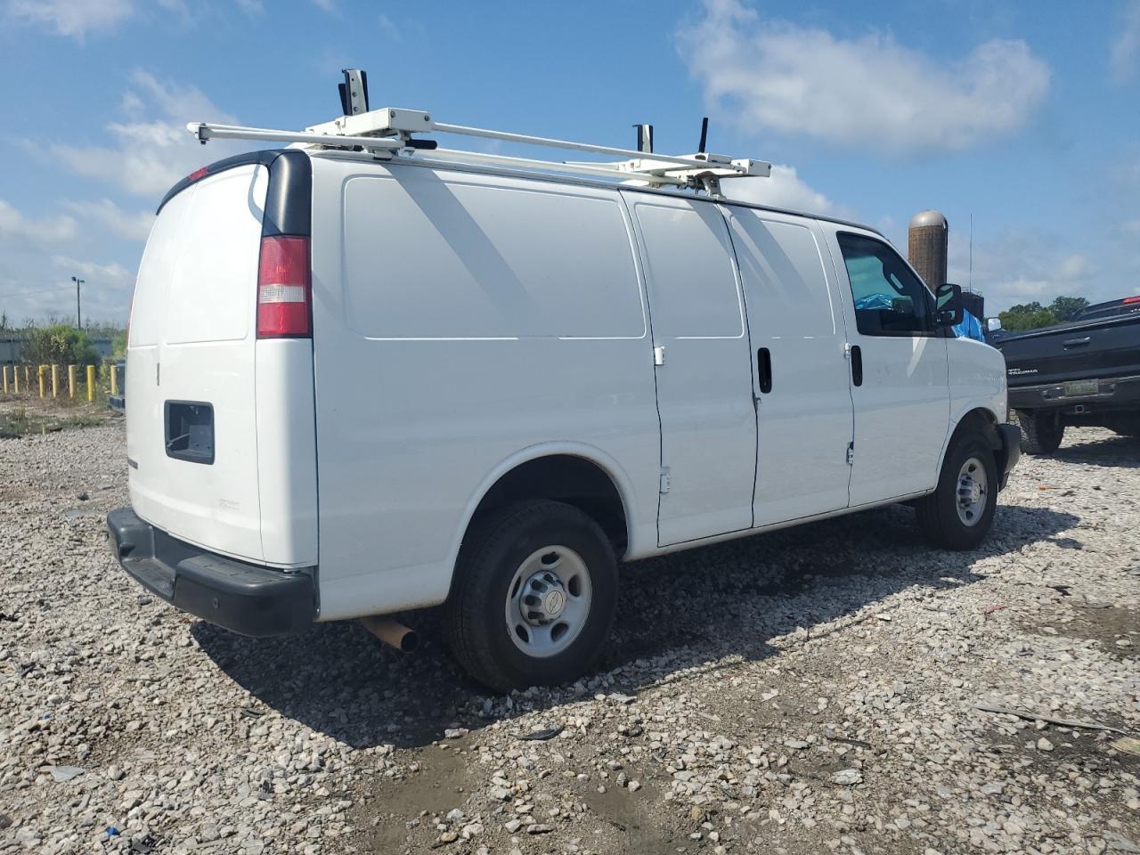 2017 Chevrolet Express G2500 - Фото 3