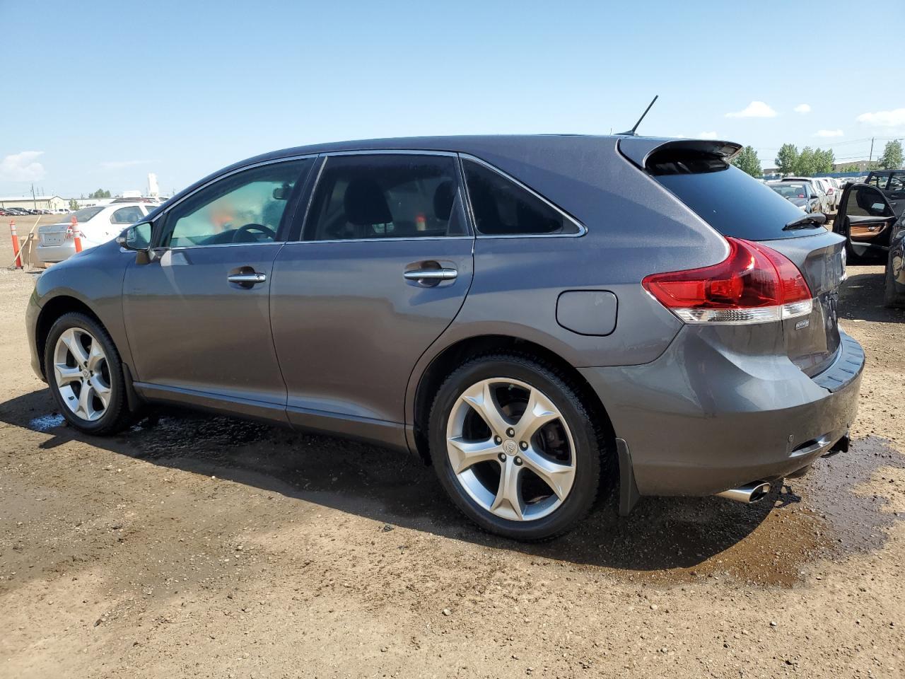2016 Toyota Venza Xle - Image 2