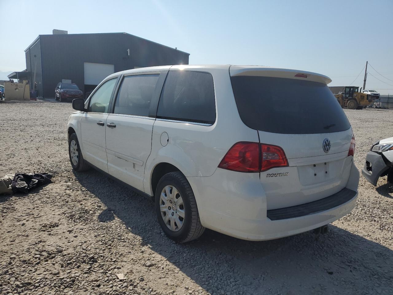 2010 Volkswagen Routan S - Image 2