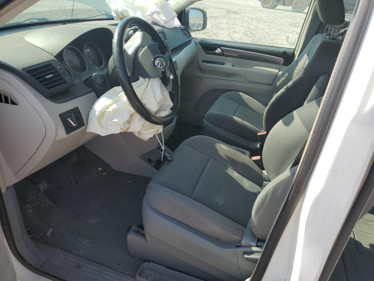 2010 Volkswagen Routan S - Image 7