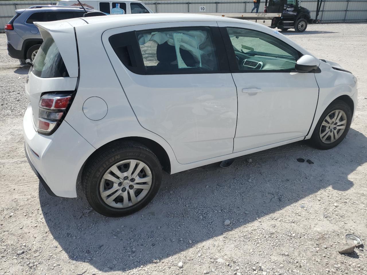 2017 Chevrolet Sonic - Фото 3