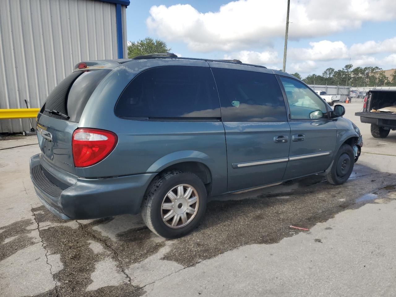 2007 Chrysler Town & Country Touring - Image 3