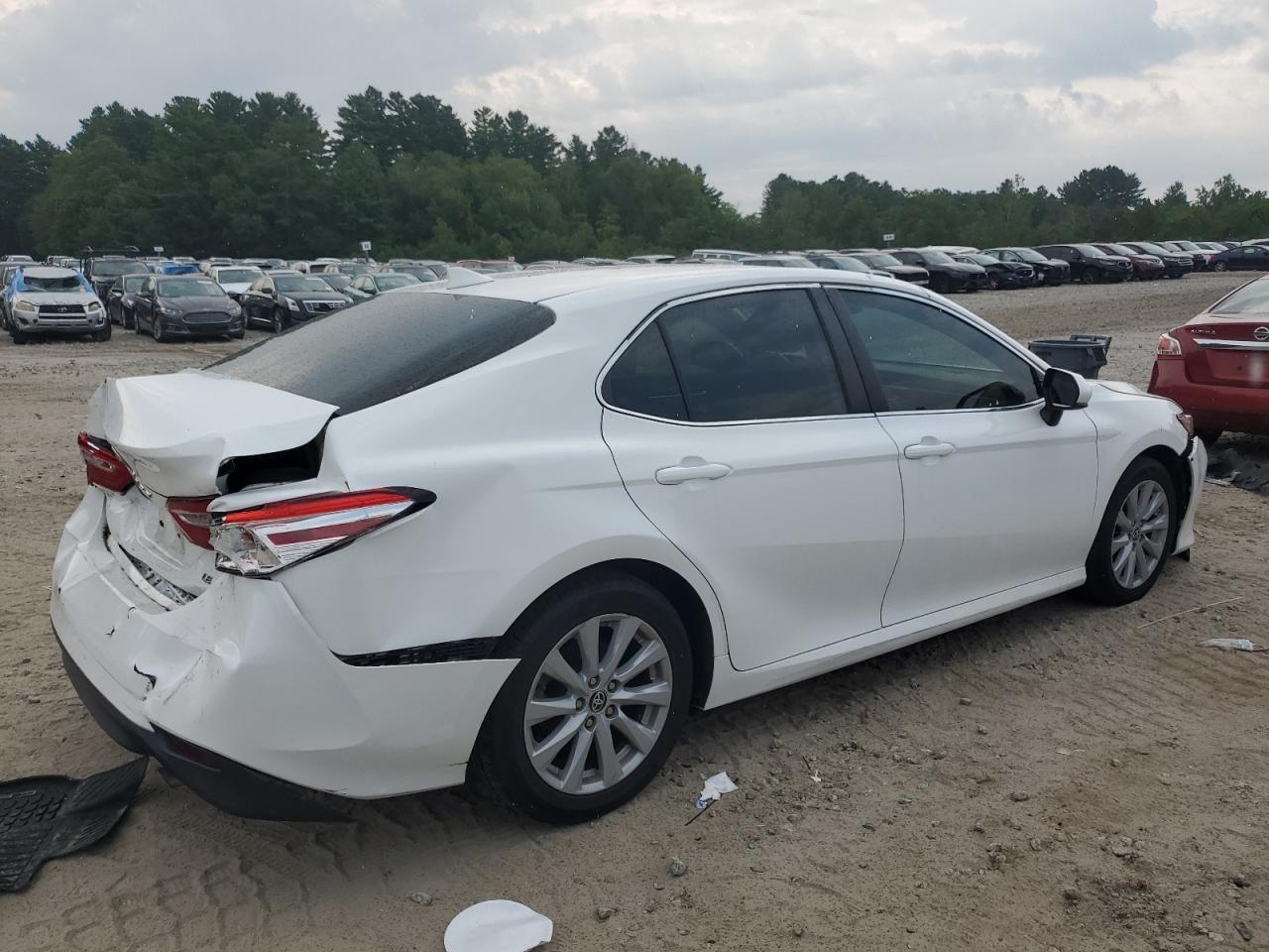2020 Toyota Camry Le - Фото 3