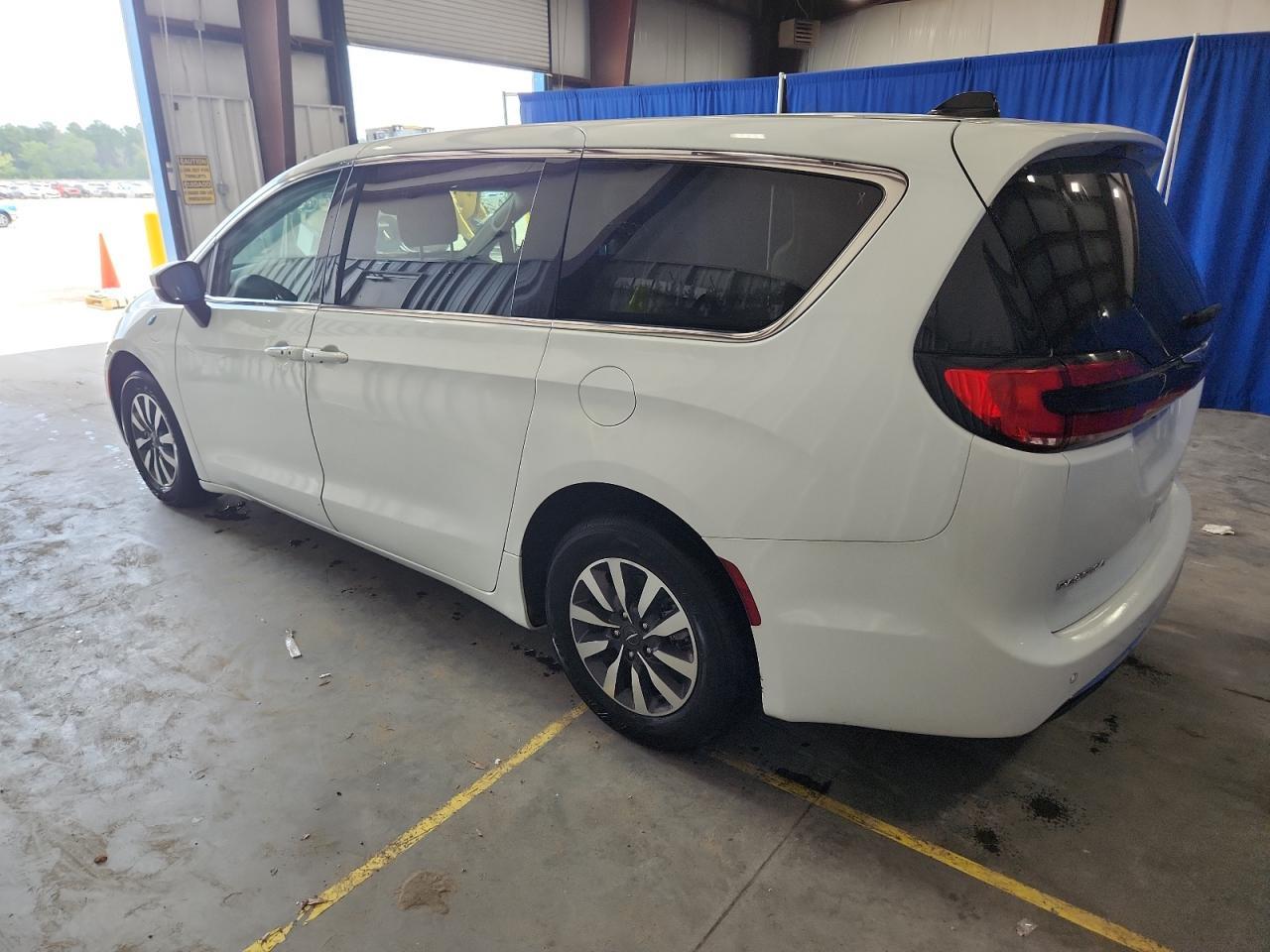 2023 Chrysler Pacifica Hybrid Touring L - Image 2