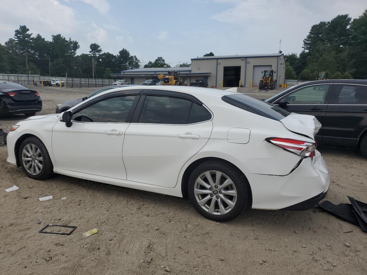 2020 Toyota Camry Le - Фото 2