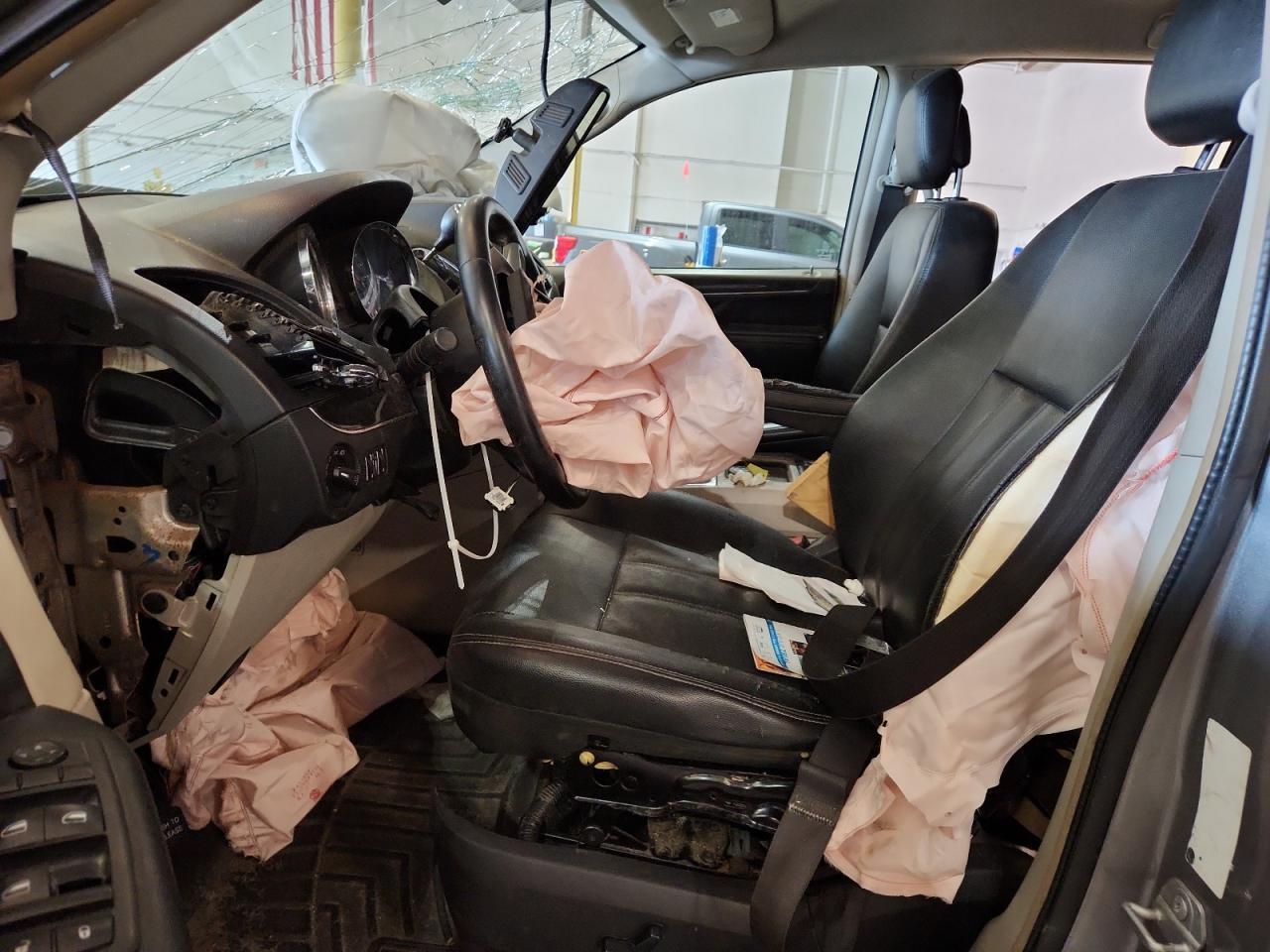 2016 Chrysler Town & Country Touring - Image 7