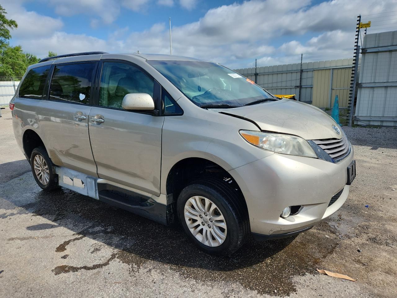 2015 Toyota Sienna Xle - Image 4