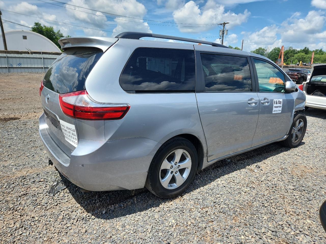 2016 Toyota Sienna Le - Image 3