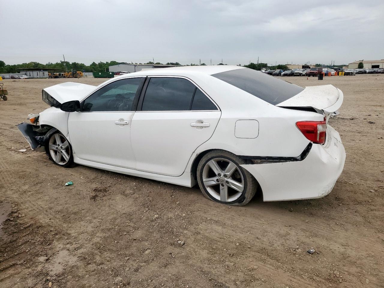 2014 Toyota Camry L - Image 2