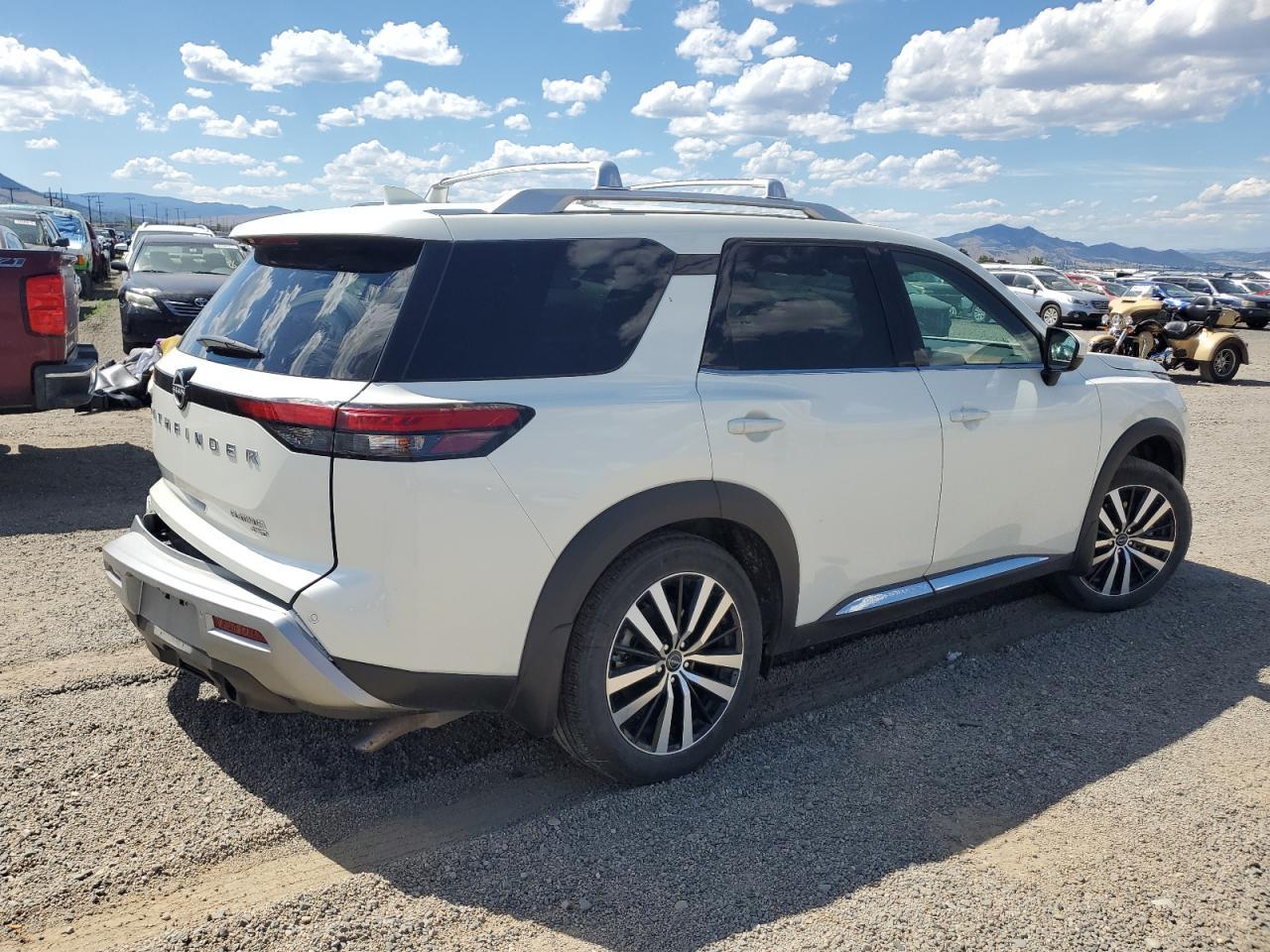 2024 Nissan Pathfinder Platinum - Image 3