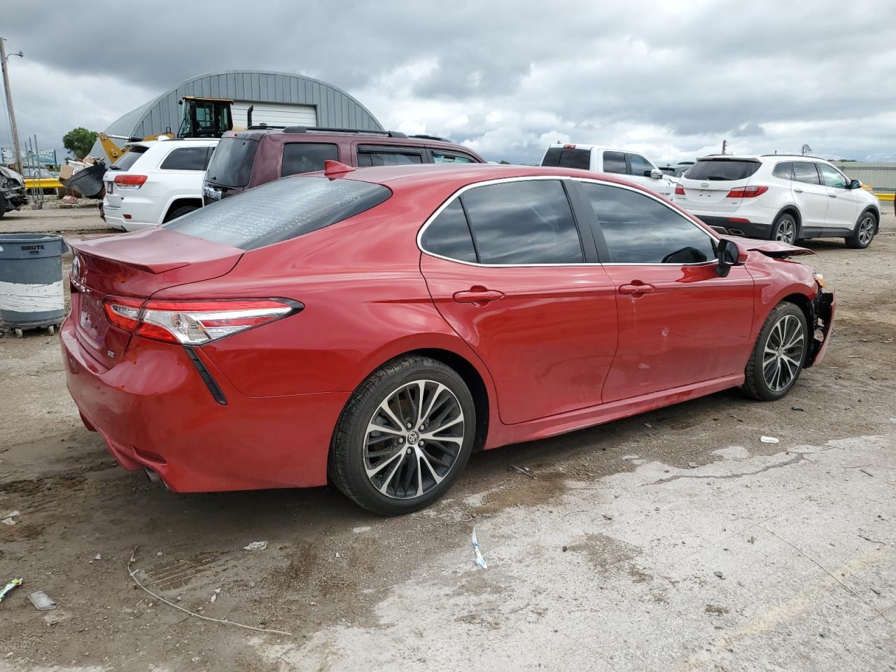 2020 Toyota Camry Se - Фото 3