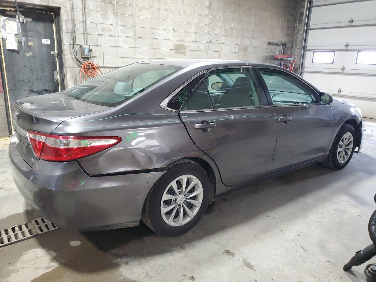 2015 Toyota Camry Le - Фото 3
