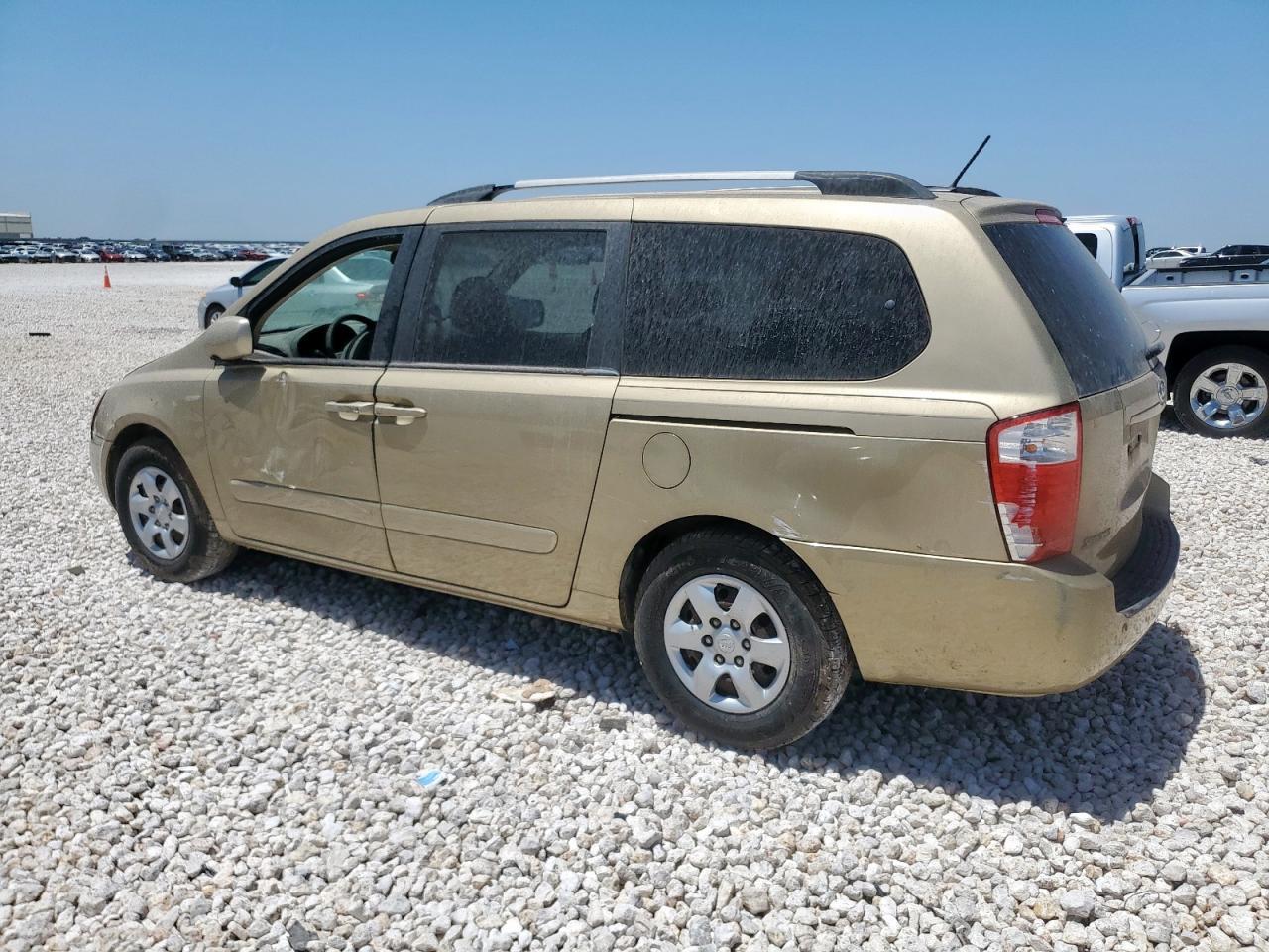 2010 Kia Sedona Lx - Image 2