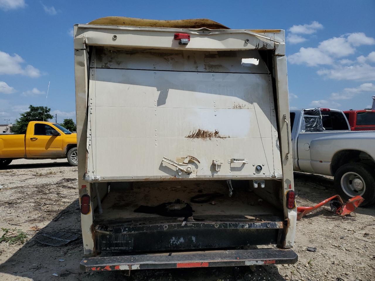 2017 GMC Savana Cutaway G3500 - Image 6