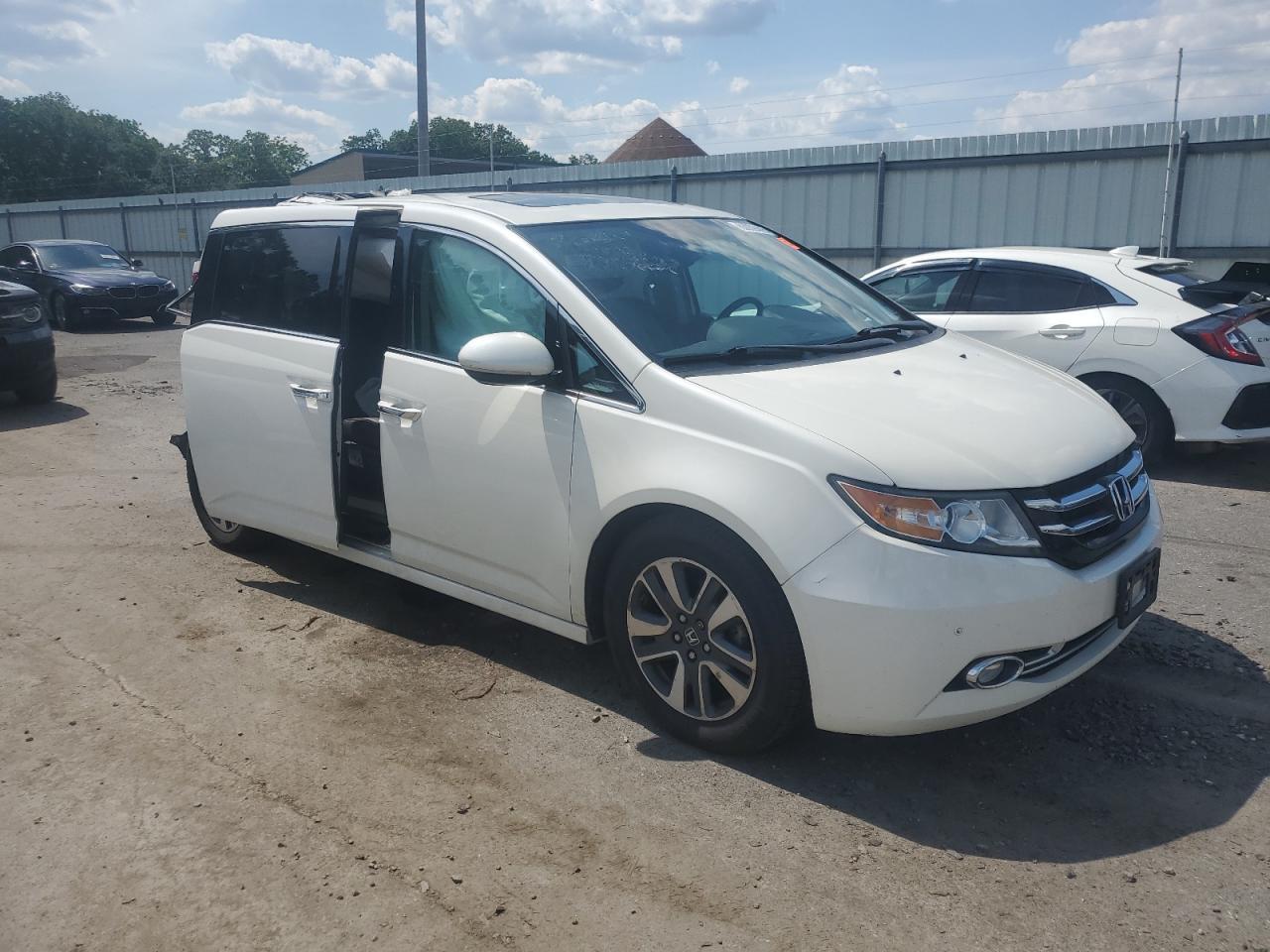 2015 Honda Odyssey Touring - Image 4