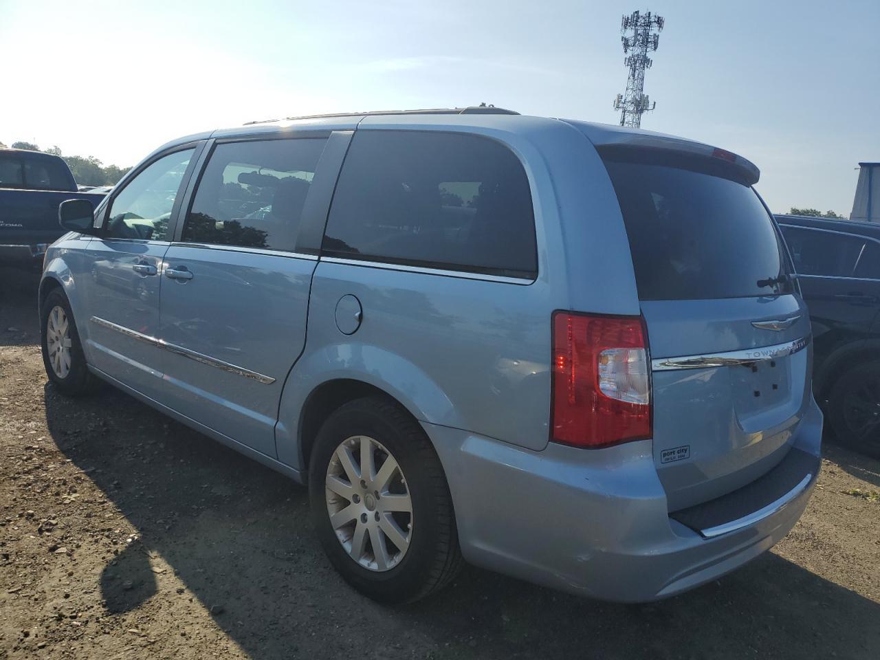 2013 Chrysler Town & Country Touring - Фото 2