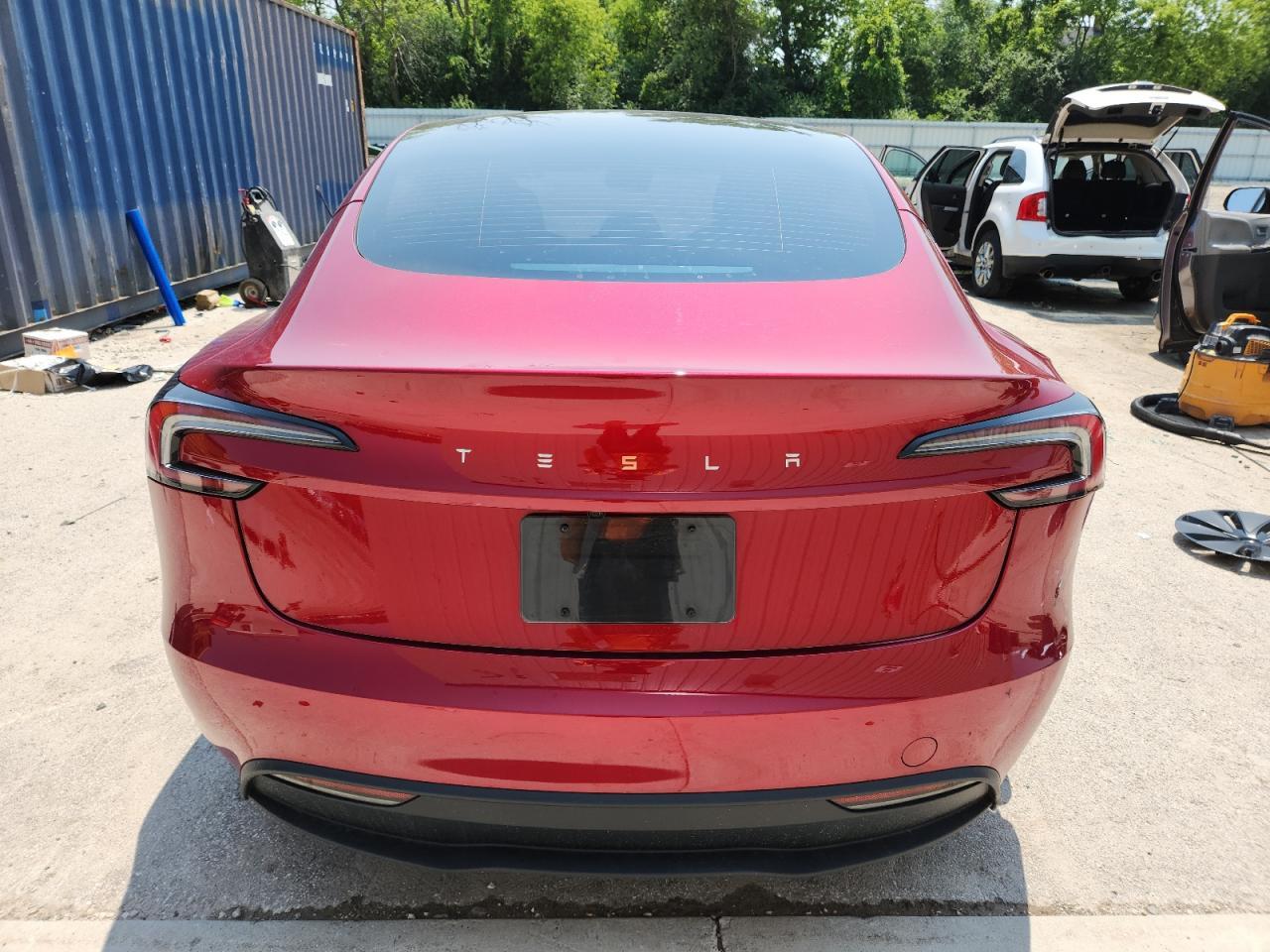 2025 Tesla Model 3 - Фото 6