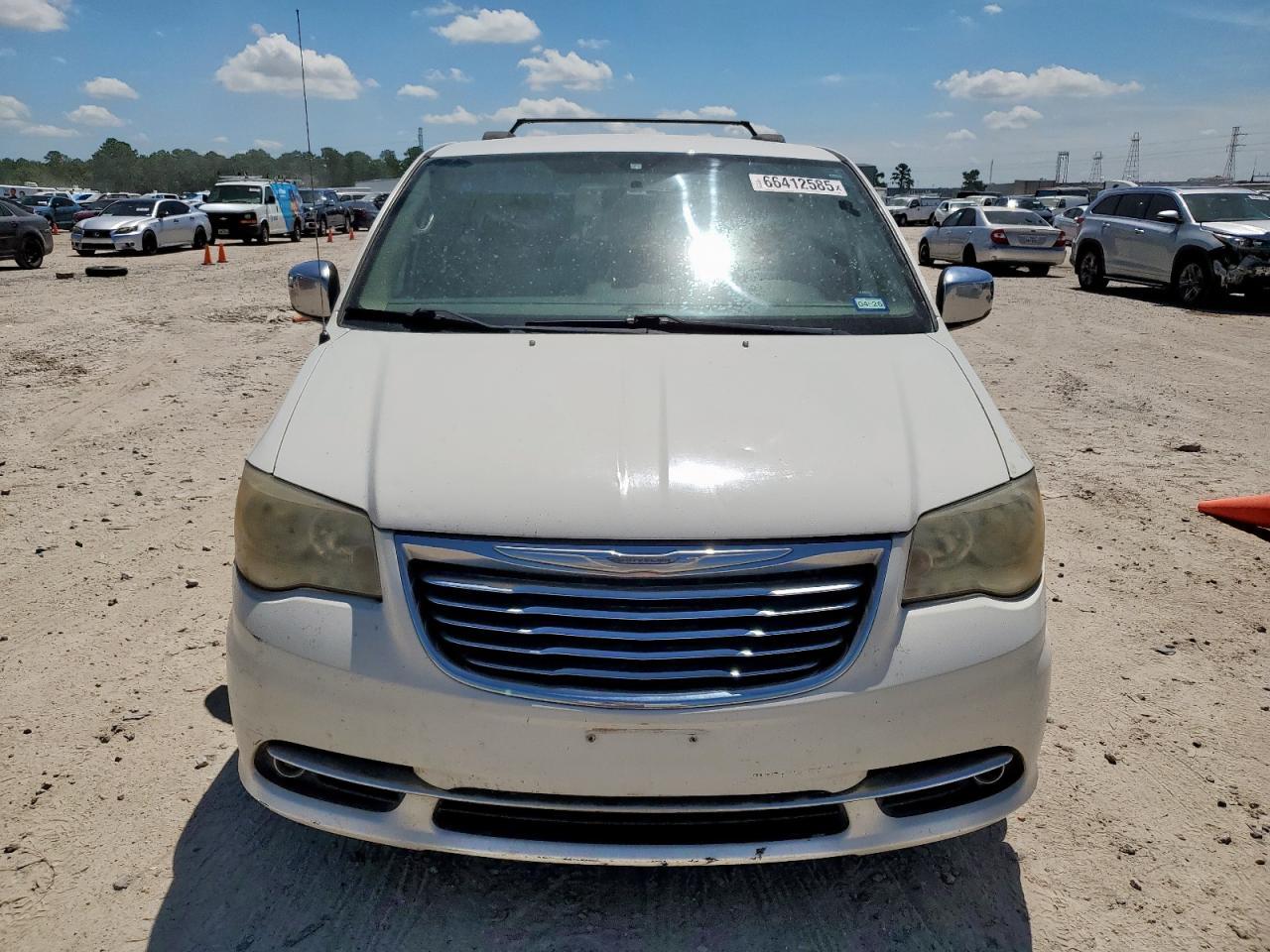 2012 Chrysler Town & Country Touring L - Фото 5