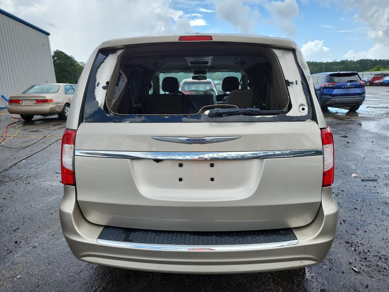 2012 Chrysler Town & Country Touring L - Фото 6