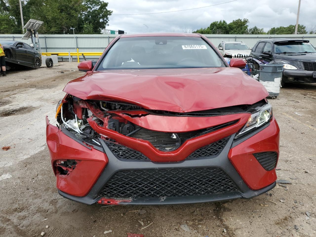 2020 Toyota Camry Se - Фото 5