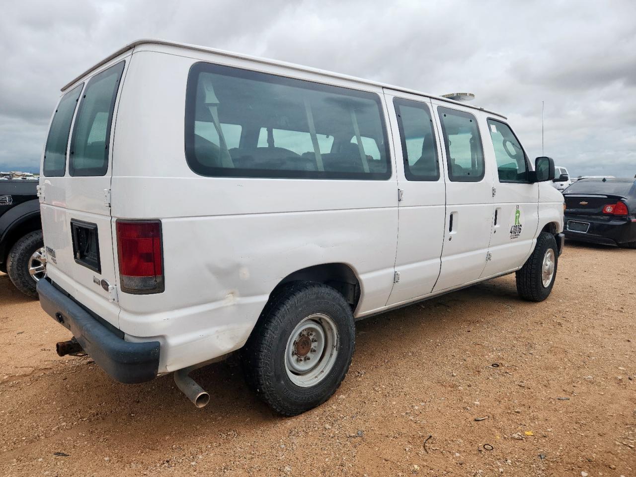 2009 Ford Econoline E350 Super Duty Wagon - Image 3