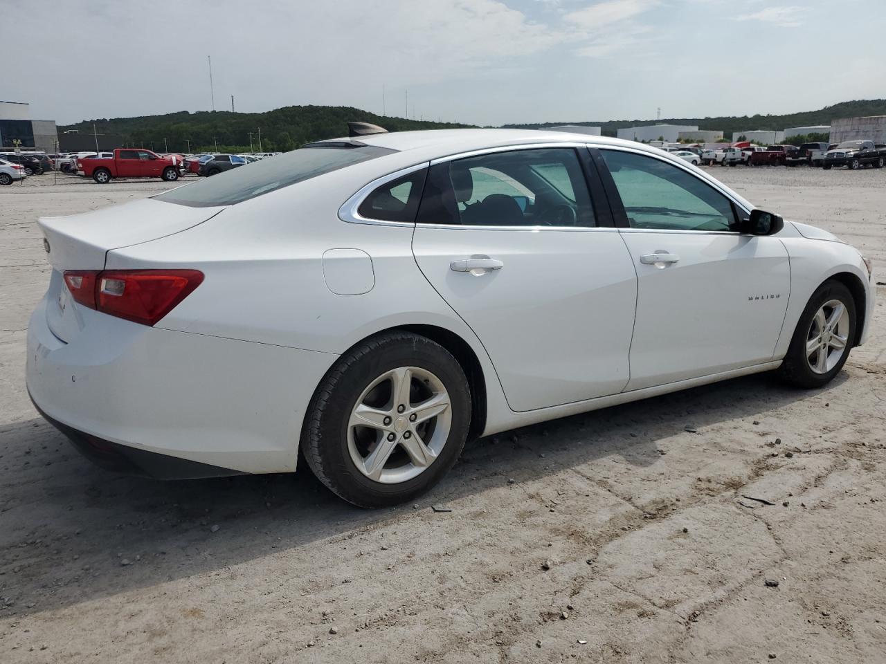 2021 Chevrolet Malibu Ls - Фото 3