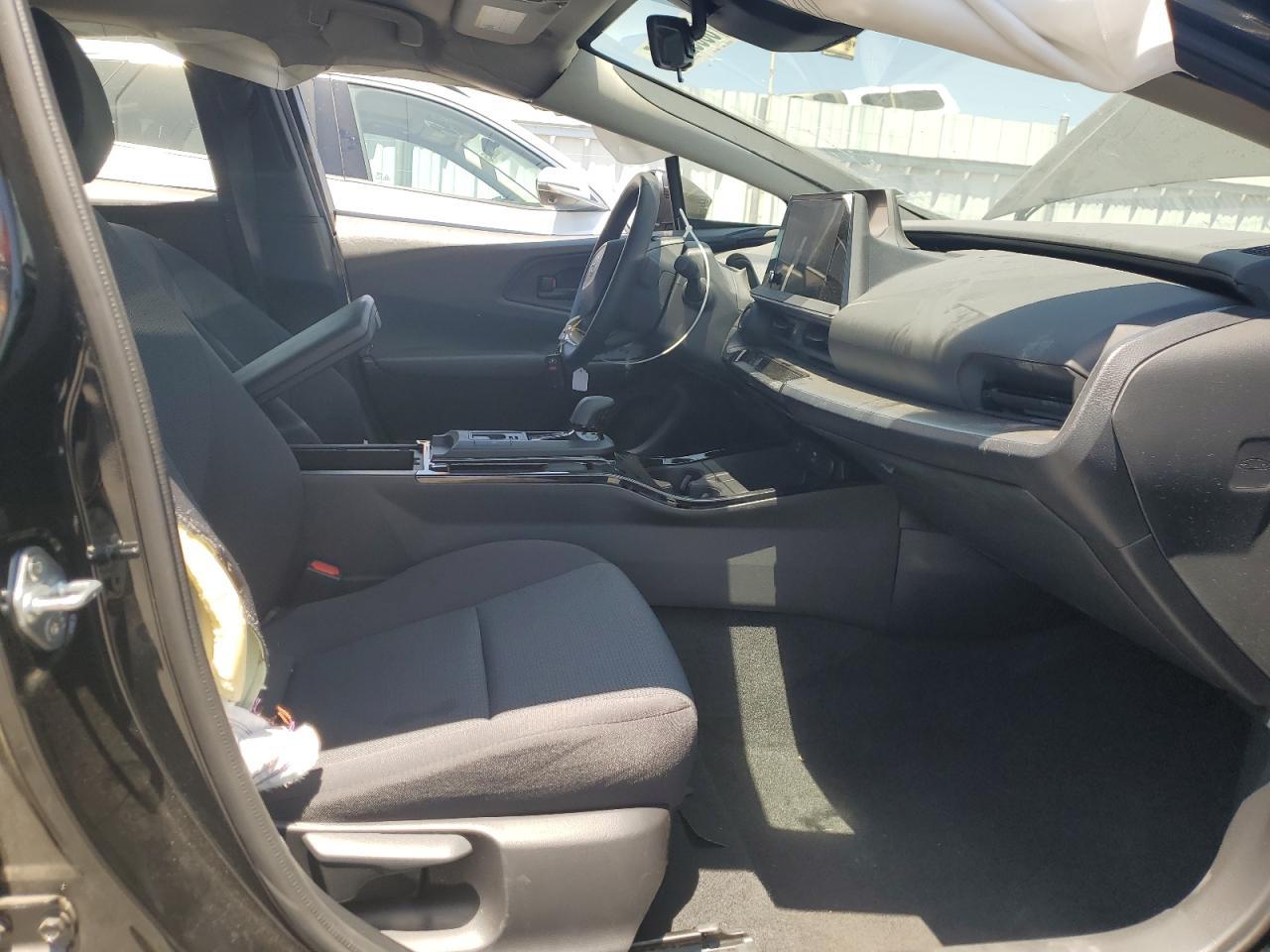 2025 Toyota Prius Le - Image 7