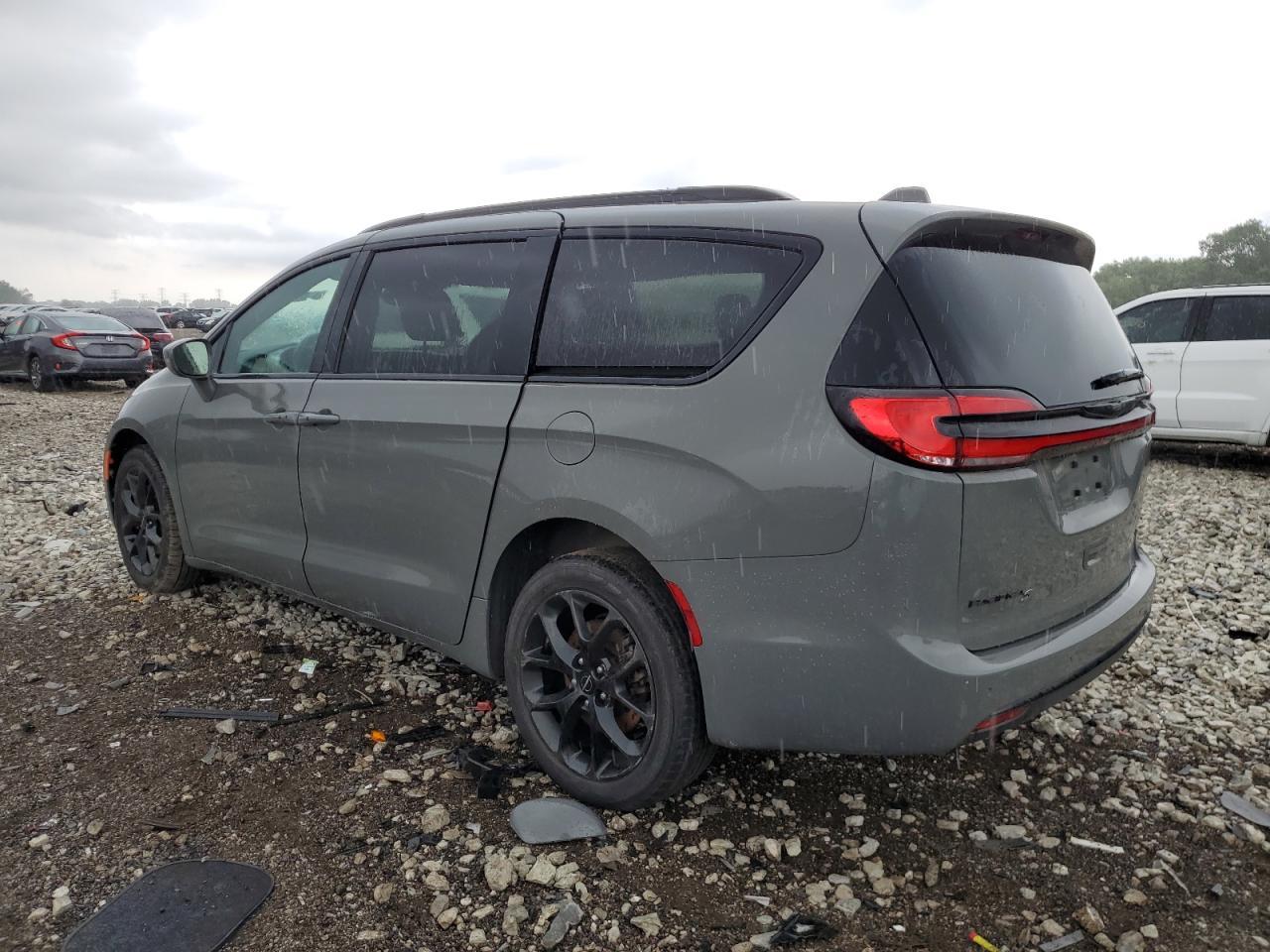 2021 Chrysler Pacifica Touring - Фото 2