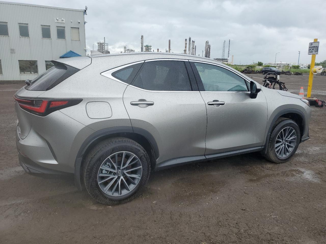 2025 Lexus Nx 450H Luxury - Image 3