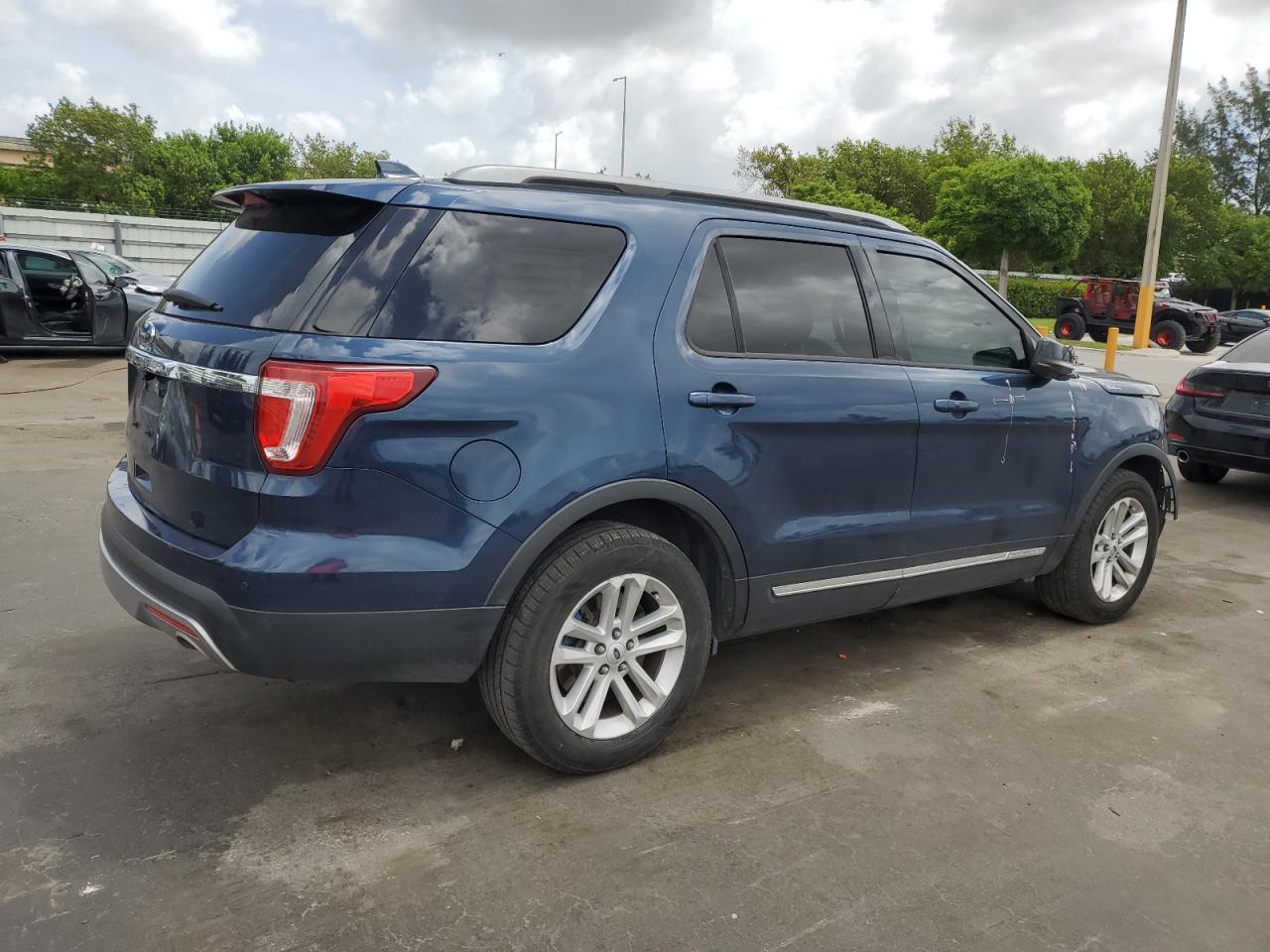 2017 Ford Explorer Xlt Xlt - Фото 3