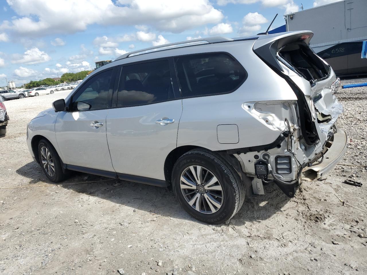 2018 Nissan Pathfinder S - Image 2