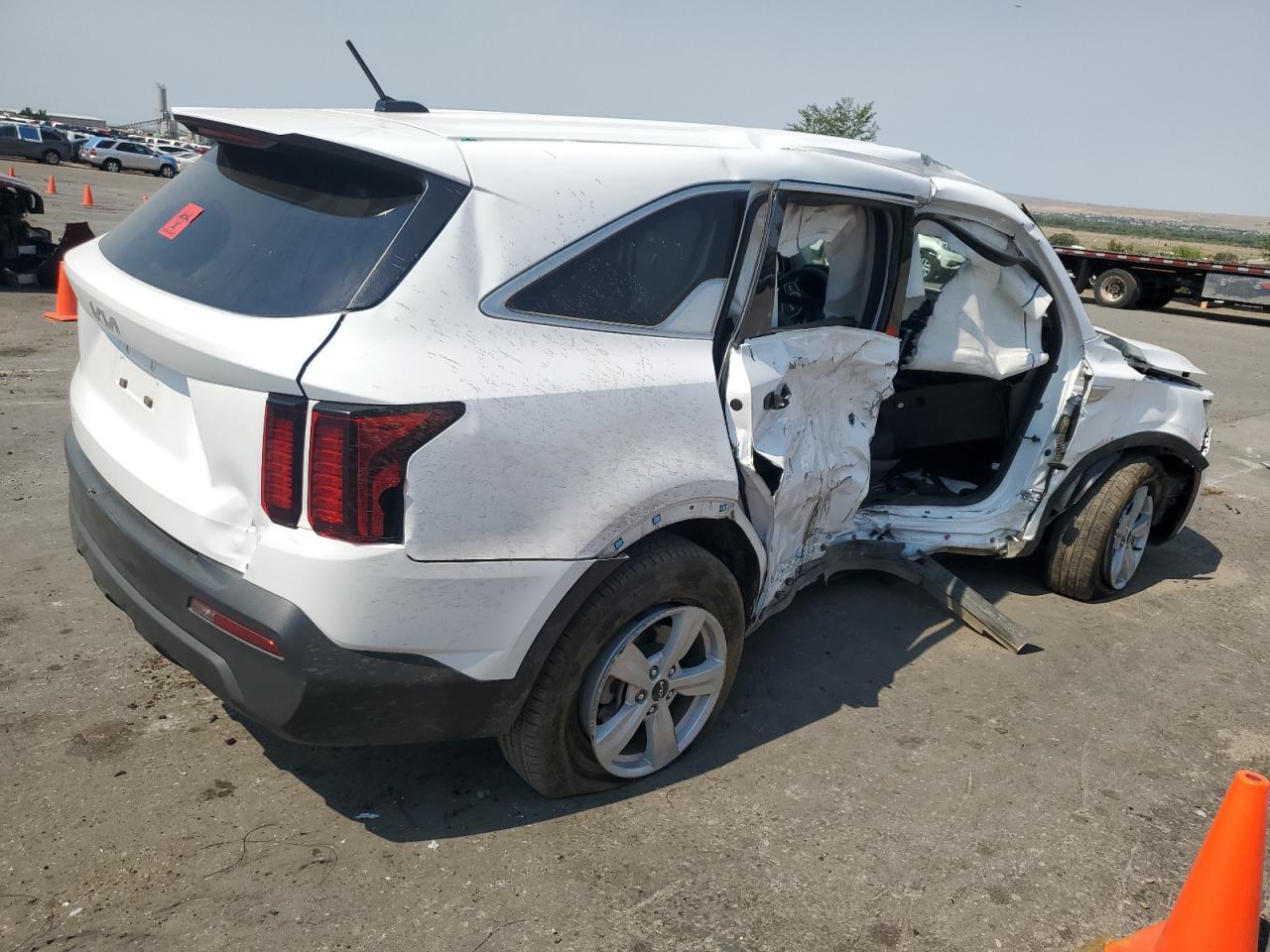 2023 Kia Sorento Lx - Image 3