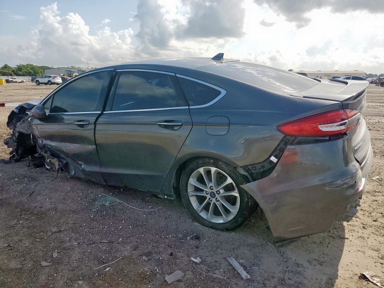 2019 Ford Fusion Titanium - Image 2