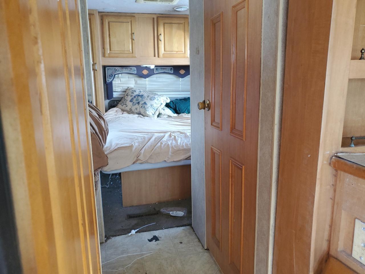 2005 Ford Econoline E450 Super Duty Cutaway Van - Image 6