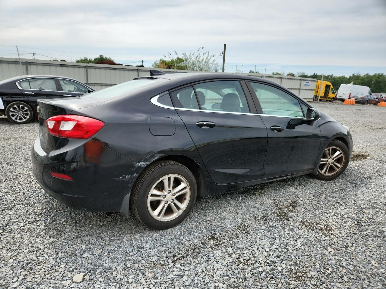 2017 Chevrolet Cruze Lt - Image 3