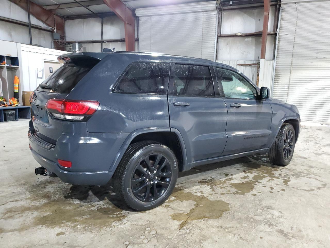 2018 Jeep Grand Cherokee Laredo - Image 3