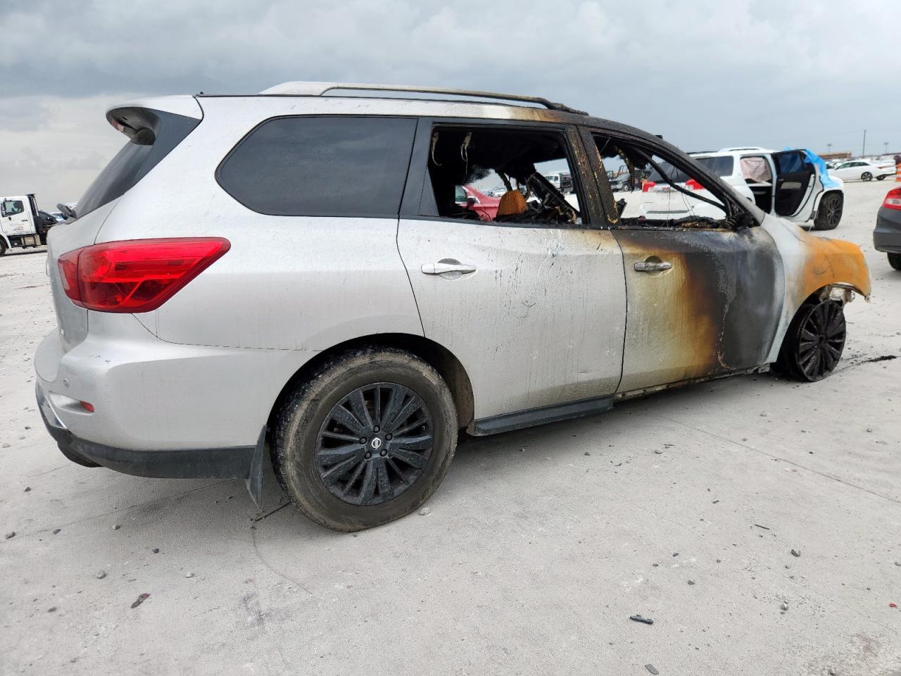 2017 Nissan Pathfinder S - Image 3