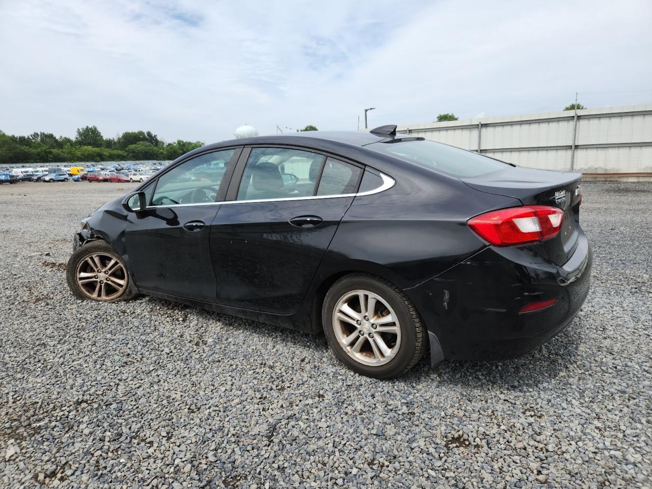 2017 Chevrolet Cruze Lt - Image 2
