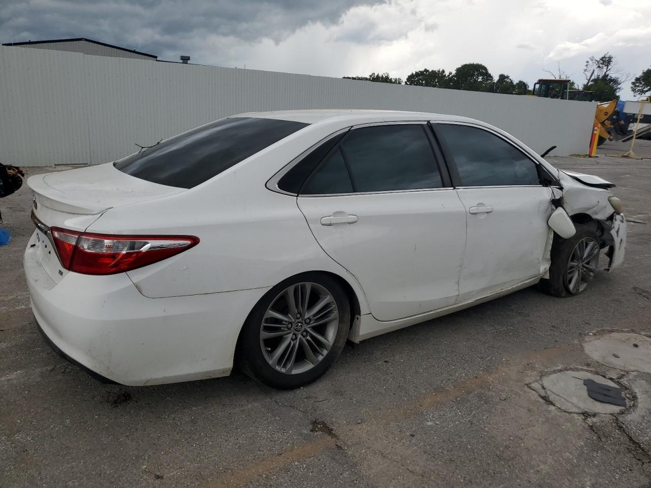2016 Toyota Camry Le - Фото 3