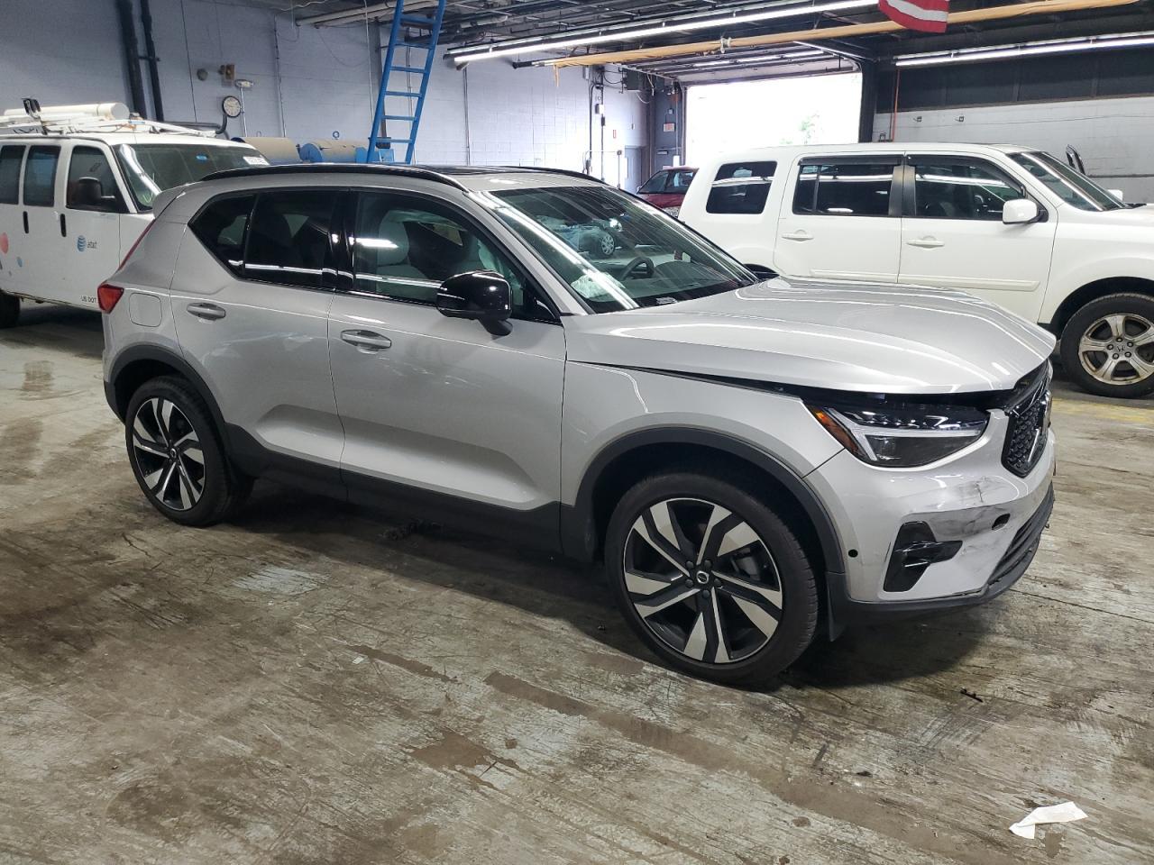 2024 Volvo Xc40 Plus - Фото 4