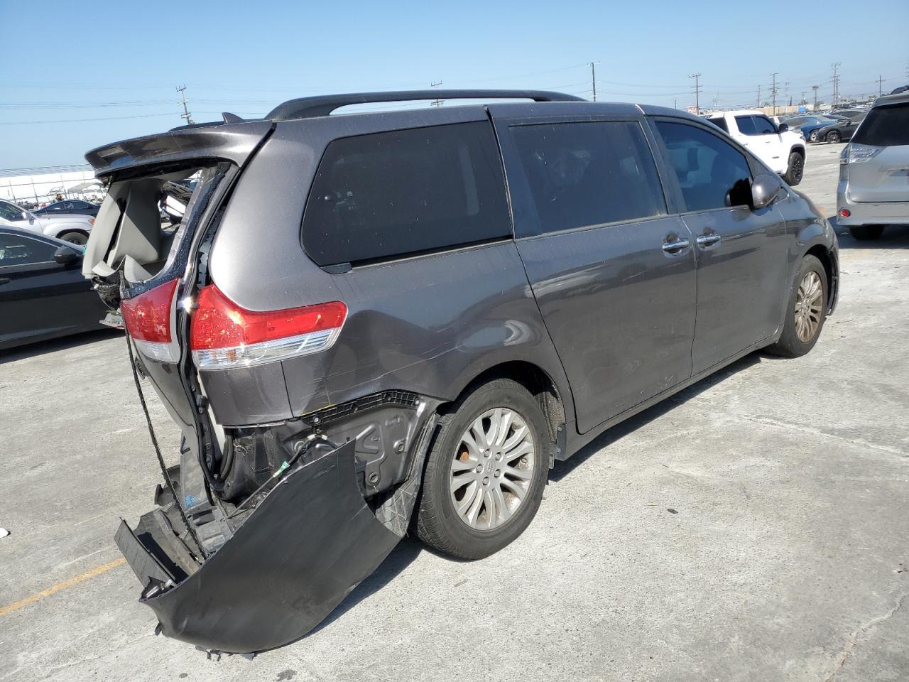 2013 Toyota Sienna Xle - Фото 3