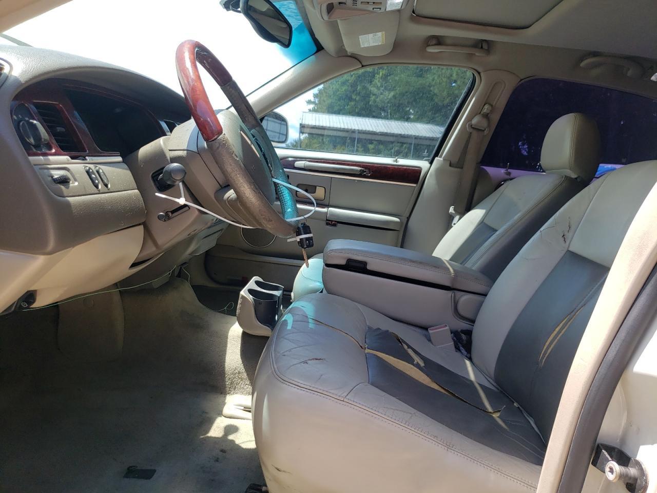 2005 Lincoln Town Car Signature Limited - Image 7