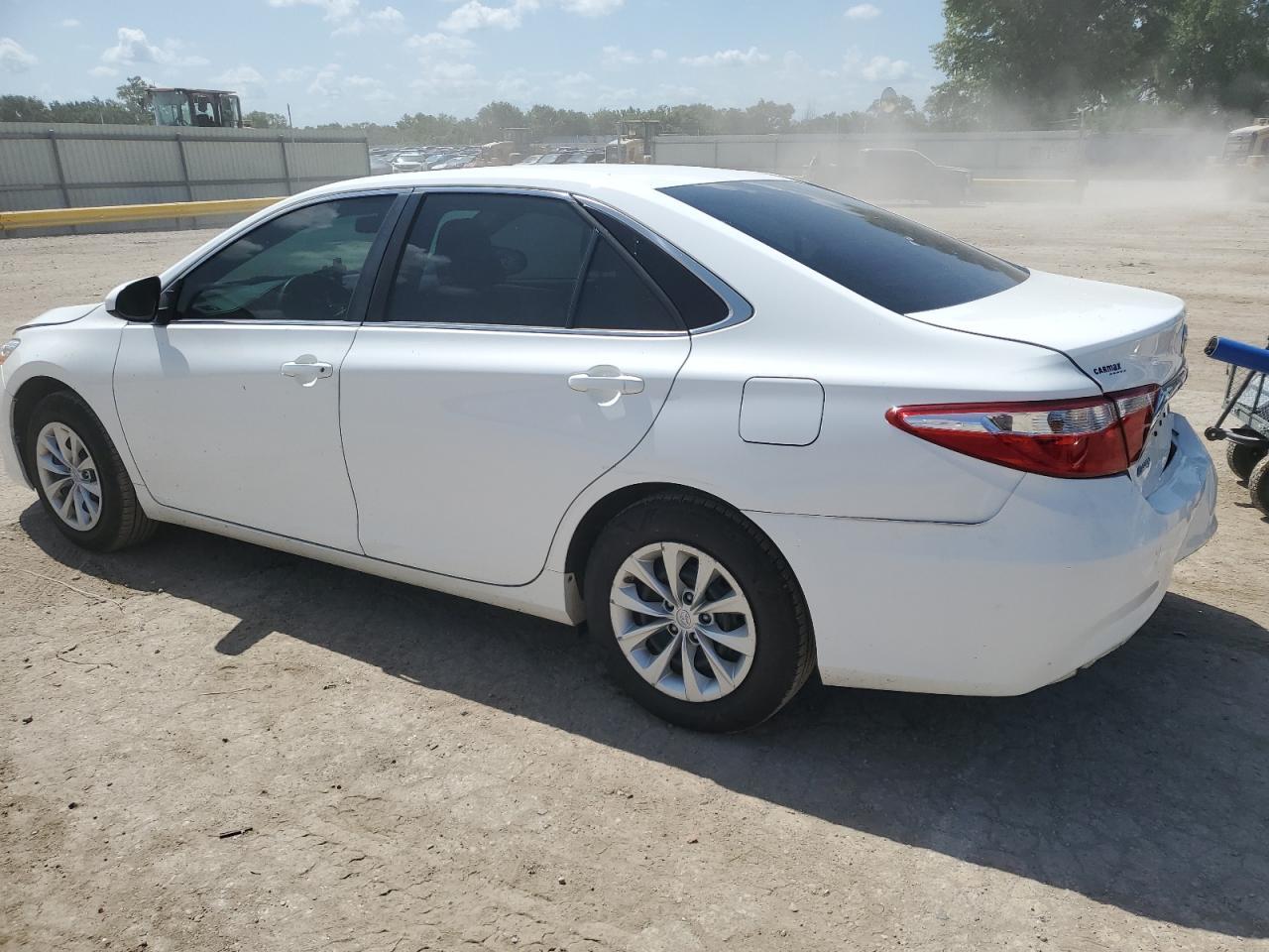 2017 Toyota Camry Le - Фото 2