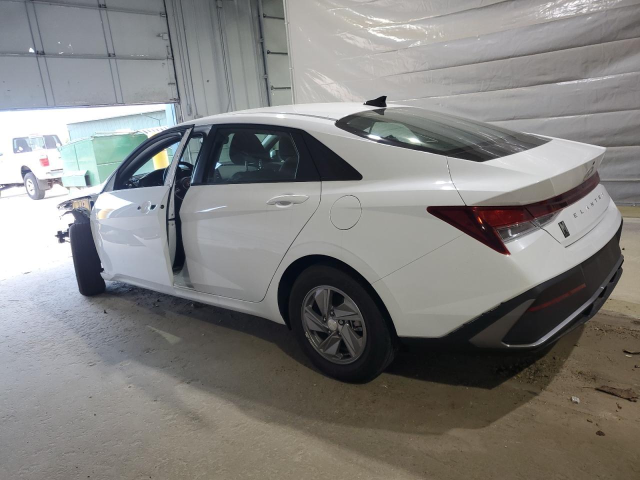 2025 Hyundai Elantra Se - Image 2