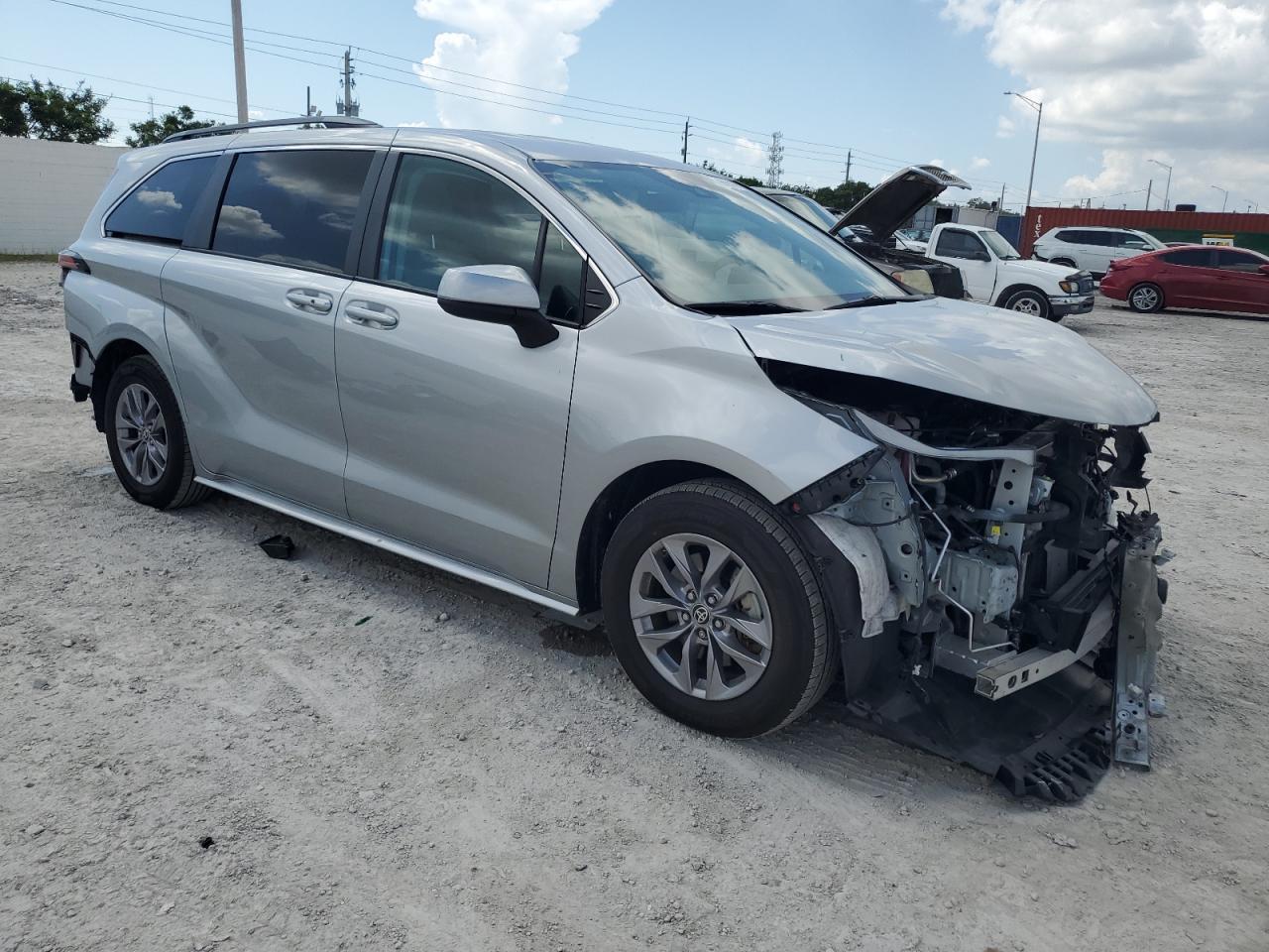 2022 Toyota Sienna Le - Фото 4
