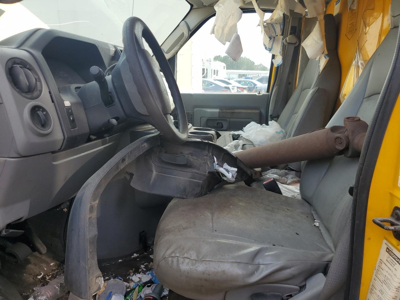 2012 Ford Econoline E350 Super Duty Cutaway Van - Фото 7