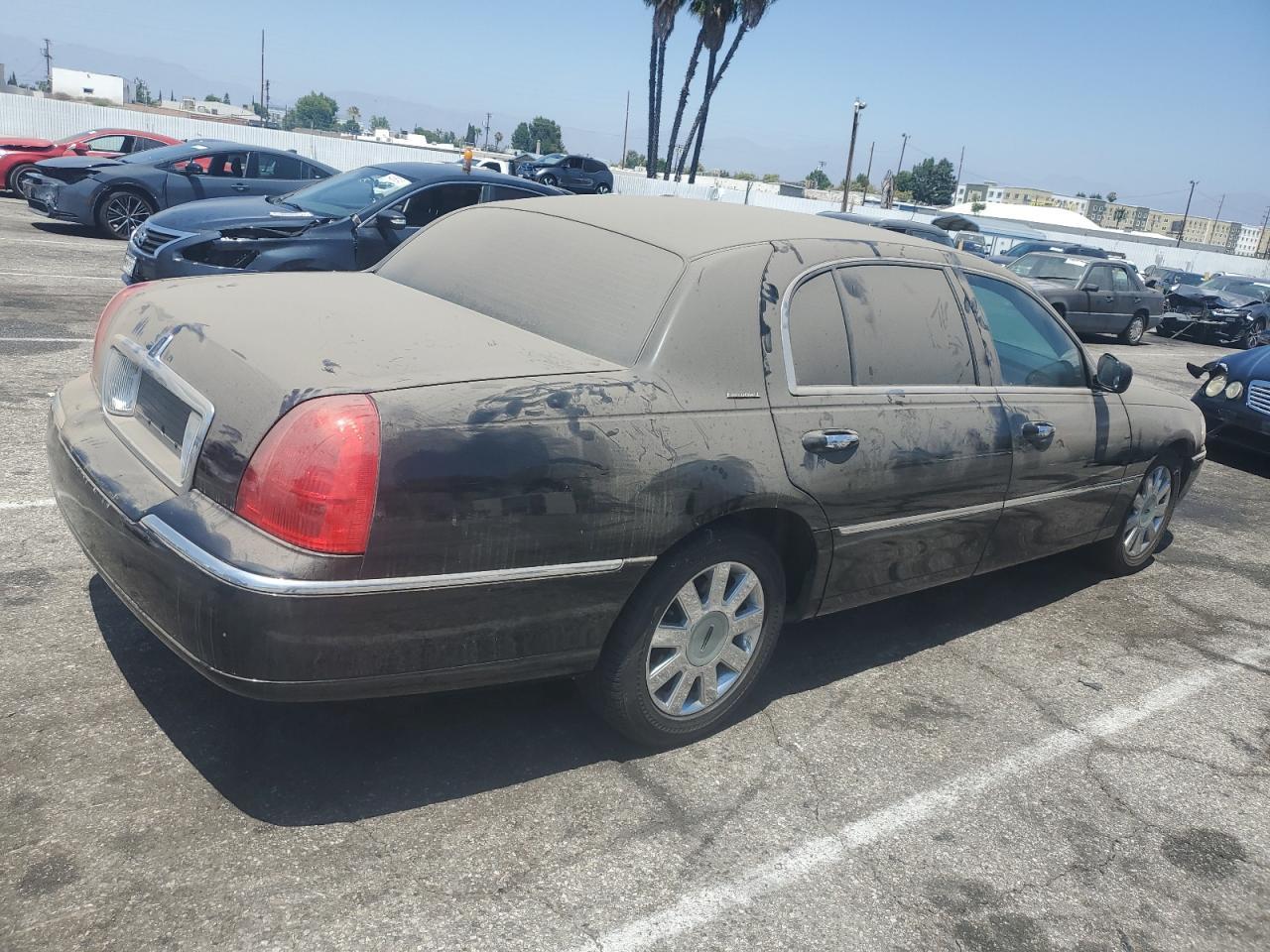 2005 Lincoln Town Car Executive L - Фото 3